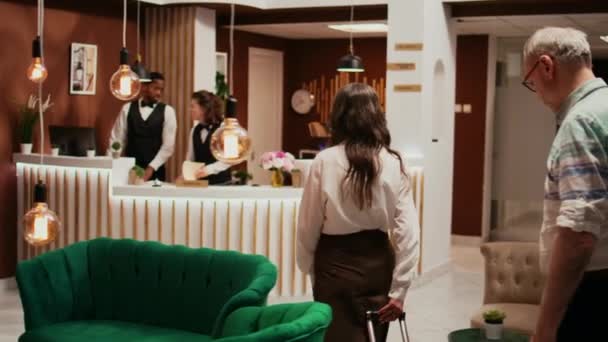 Osoby Podeszłym Wieku Przybywające Hotelowego Lobby Aby Zobaczyć Zakwaterowanie Udać — Wideo stockowe