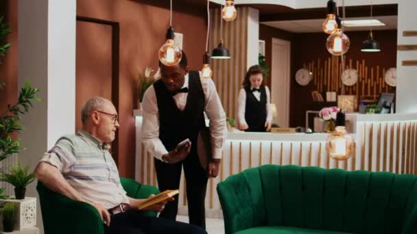 Oteldeki Kredi Kartıyla Kahvesini Ödeyen Emekli Bir Misafir Bardan Içki — Stok video