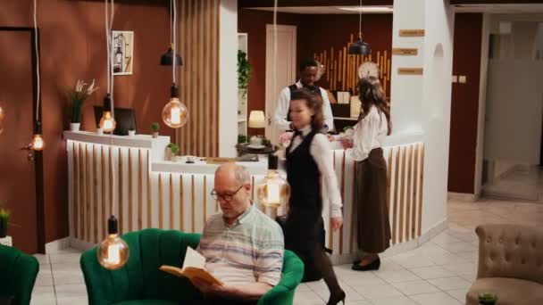Afrika Kökenli Amerikalı Personel Oda Rezervasyonunu Otel Konsiyerj Hizmetlerini Doğrulamadan — Stok video