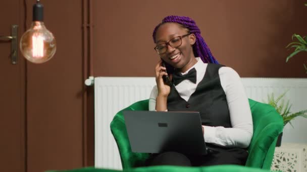 Готельному Лобі Афроамериканська Жінка Працює Оператором Телефону Обробляє Бронювання Номерів — стокове відео