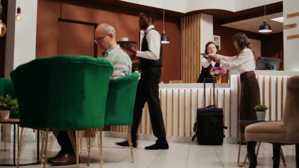 Hotel Gast Ondertekenen Registratieformulieren Eindigen Met Check Proces Bij Haar — Stockvideo