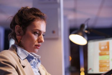 Yönetici müdürü şirketin kar raporunu analiz ediyor, gece geç saatlere kadar şirket stratejisinde çalışıyor. Girişim ofisindeki bilgisayarda finansal istatistikleri yazan girişimci. İş konsepti