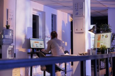 Şirket çalışanlarının bilgisayar stratejisi. Başlangıç ofisinde pazarlama projesinde fazla mesai yapmak. İş kadını mali büyüme raporunu analiz ediyor, yatırım planı geliştiriyor