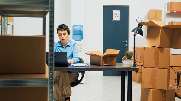 Female Startup Owner Working Laptop Plan Logistics Preparing Merchandise Order —  Fotos de Stock
