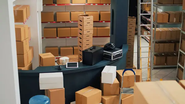 有书桌 货架或货架的空储藏室 用于商品和向客户运送货物的仓库 从商业发展到航运产品 库存分配 — 图库照片