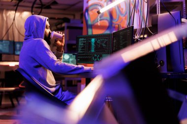 Hacker kahve içiyor ve gece geç saatlerde bilgisayarda yasadışı işler yapıyor. Şifreyi kırarken ve terk edilmiş depoda kötü niyetli yazılım kullanırken suçlunun elinde içecek bulundurması.
