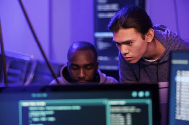 Bilgisayar ekranındaki kötü niyetli kodu analiz eden ve tartışan hackerlar, internet suçları planlıyorlar. İki suçlu dümen çevirmekten ve gece geç saatlerde yasadışı işler yapmaktan bahsediyor.