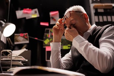 Ceza davasının kanıtlarını incelemek için arhiv odasında fazla mesai yapmaktan yorgun düşmüş yaşlı bir dedektif. Çok çalışan özel dedektif masasında oturup gizemli şüpheli profilini kontrol ediyor. Soruşturma kavramı