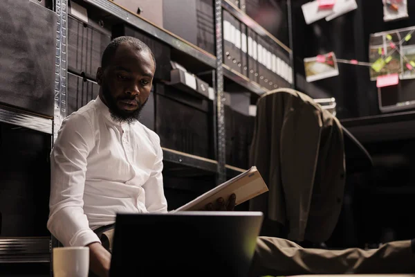 Śledczy Czyta Raport Kryminalistyczny Sprawdza Informacje Laptopie Afrykański Amerykański Prywatny — Zdjęcie stockowe