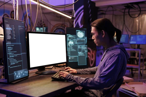 Asiatische Hacker Nutzen Computer Mit Leerem Weißen Bildschirm Für Kriminelle — Stockfoto