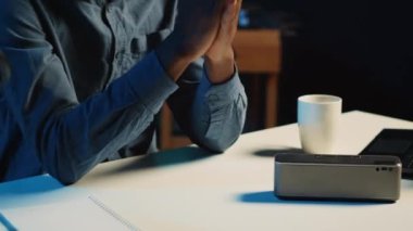Çevrimiçi platformlar kanalı için teknoloji değerlendirmeleri yapan içerik yaratıcısı tarafından kullanılan taşınabilir hoparlörün yakın çekim görüntüsü. Etkilenen dinleyicilerine müzik aleti sunar