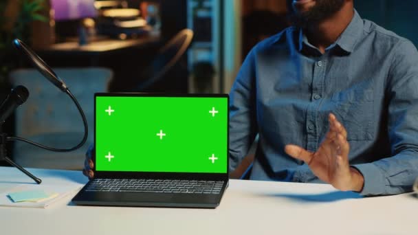 Influencer Films Chroma Key Laptop Video Review Tech Enthusiasts Close — Video Stock