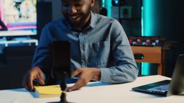 İçerik yaratıcı filmler, kitabın video incelemesi, sayfalara göz atma, izleyicilere özet sunma ve geri bildirim verme. Yeni çıkan romanı izleyicilere göstermek için yayımcı tarafından desteklenen çevrimiçi yıldız