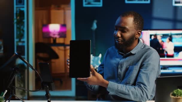非裔美国人科技明星拍摄评论最新发布的图形平板电脑 向观众致意 并向他们介绍触摸屏灵敏度的反馈 做宣传 — 图库视频影像