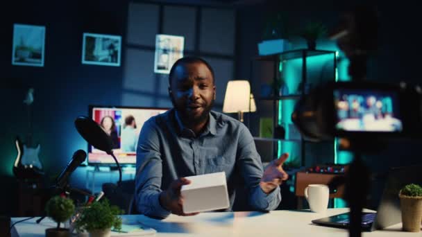 Créateur Contenu Technologique Afro Américain Filmant Déballage Produits Emballés Dans — Video