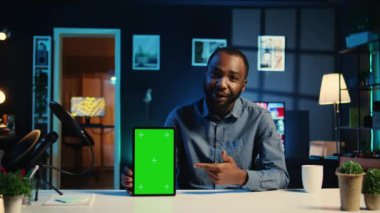 Teknoloji çevrimiçi yıldızı Chroma Key tablet boks videosu çekiyor. Satın almak için sebepler veriyor. İnternet şovu sırasında aboneleri sponsor partner izole edilmiş dijital cihaz satın almaya çağıran nüfuz edici