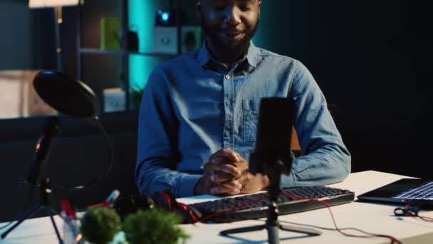 新发行的Rgb键盘 鼠标和耳机的非洲裔美国人网络明星拍摄评论 向观众提供游戏能力的反馈 做宣传 — 图库视频影像