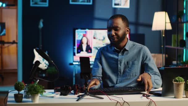 非裔美国人科技明星拍摄评论新发布的Usb有线键盘 鼠标和耳机 给观众提供关于舒适体验的反馈 做代言 — 图库视频影像