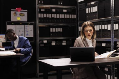 Kafkas müfettişi kurban evindeki güvenlik görüntülerini analiz ediyor, arhiv odasındaki suç davasında fazla mesai yapıyor. Özel dedektif kriminoloji raporunu kontrol ediyor, şüpheliyi yakalamaya çalışıyor.