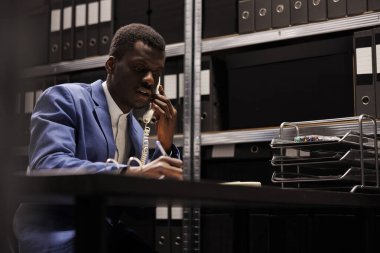 Afrika kökenli Amerikalı polis memuru, kriminoloji raporunu sabit telefon kullanarak uzaktan müfettişe açıklıyor. Cinayet davasında mesai yapan özel dedektif, gizemli şüpheliyi yakalamaya çalışıyor.