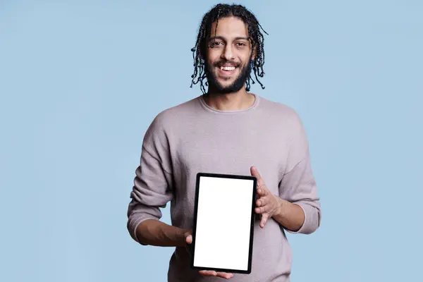 アプリケーション広告のモックアップのための白い空の画面を持つデジタルタブレットを示す笑顔のアラブの男 プロダクト昇進のための空白のタッチスクリーンが付いている携帯用ガジェットを提示する幸せな人 — ストック写真