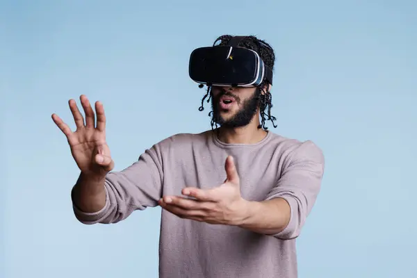 Hombre Disfrutando Actividad Ocio Realidad Virtual Explorar Ciberespacio Gafas Persona —  Fotos de Stock