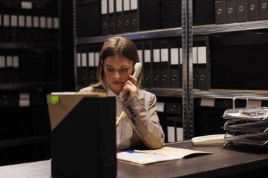 Polis memuruyla yeni kanıtları tartışan kadın müfettiş sabit telefonu kullanıyor, arhiv odasında kriminal soruşturmada fazla mesai yapıyor. Özel dedektif kamera kayıtlarını kontrol ediyor.