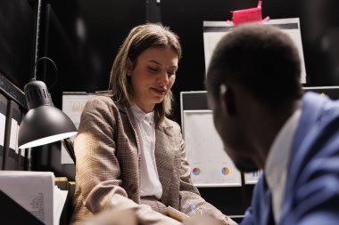 Gizemli suç davasında fazla mesai yapan müfettişler soruşturma kanıt raporunu inceliyor. Çeşitli özel dedektifler polis uzmanlığını tartışıyor, şüpheliyi yakalamak için plan yapıyor.