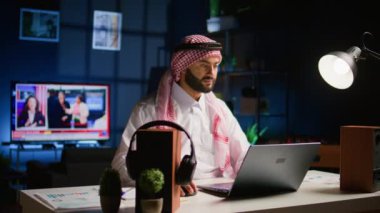 Mutlu Arap tele-sekreter rahat bir dairede çalışıyor dizüstü bilgisayarına e-postalar yazıyor. Orta Doğulu çalışanlar evlerinde veri yazıyorlar, şirket bilgilerini kontrol ediyorlar.