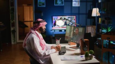 Telekonferans toplantısındaki Müslüman adam terapistle görüşüyor, tavsiye istiyor, morali bozuk. Uzaktan çalışan Orta Doğulu şirket yöneticisi psikologla internet danışmanlığı yapıyor.