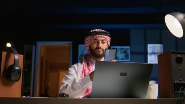 在网上的视频会议上 有一个阿拉伯男人在看他的外国好友 穆斯林在家中与伴侣一起享受网上视频通话的乐趣 — 图库视频影像