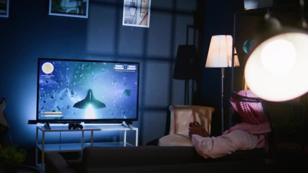 Арабський Геймер Грає Класичну Аркадну Космічну Шутерну Відеогру Знімаючи Астероїд — стокове відео