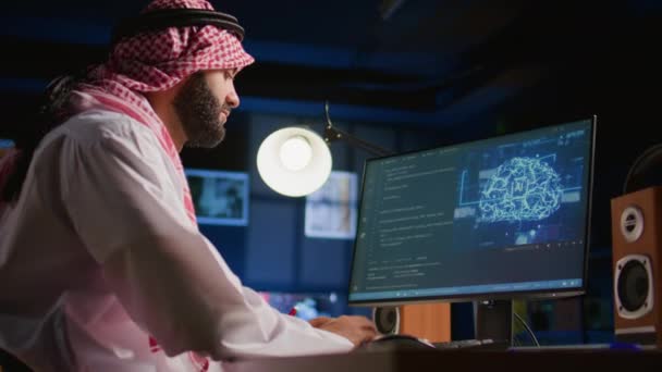 中东管理编程Ai用于机器学习推理训练 从计算机终端上的家庭运行代码开始工作的自由职业者 更新人工智能神经网络 — 图库视频影像