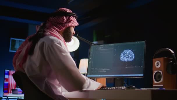 开发人员在键盘上打字 更新人工智能神经网络 编写复杂的二进制代码脚本 穆斯林自由职业程序员在个人办公室升级高科技人工智能 — 图库视频影像