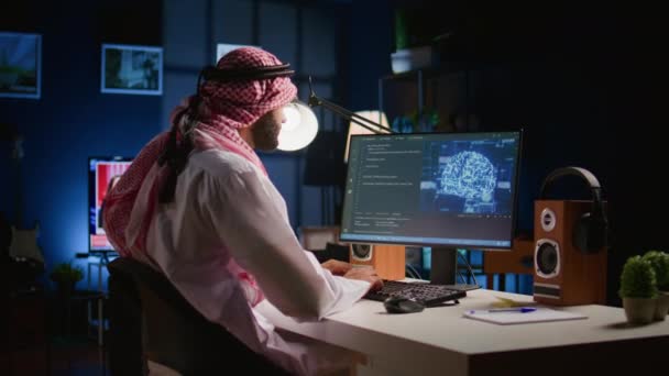 Опытный Разработчик Обновляет Нейронные Сети Пишет Сложные Сценарии Двоичного Кода — стоковое видео