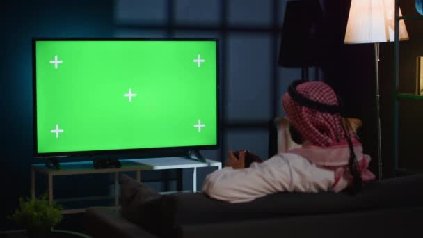 Uomo Arabo Che Gioca Videogiochi Sulla Schermo Verde Rilassarsi Dopo — Video Stock