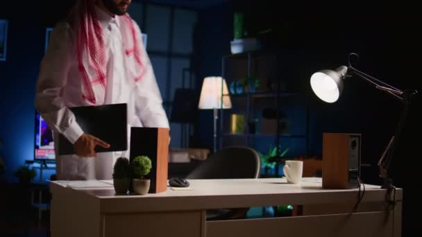Gelukkige Arabische Werknemer Arriveert Stijlvol Appartement Persoonlijk Kantoor Het Starten — Stockvideo