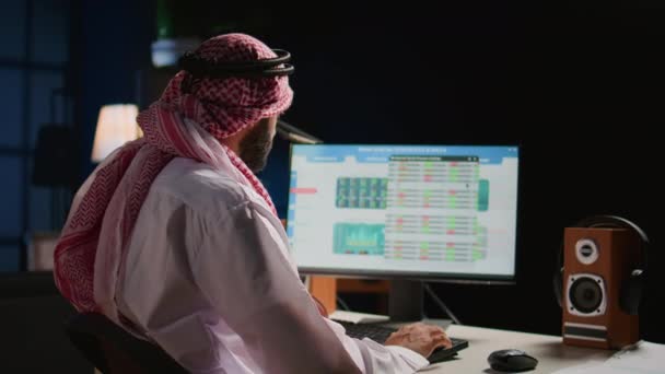 Empregado Investidor Corretor Muçulmano Digitando Teclado Escritório Verificando Valorização Bolsa — Vídeo de Stock