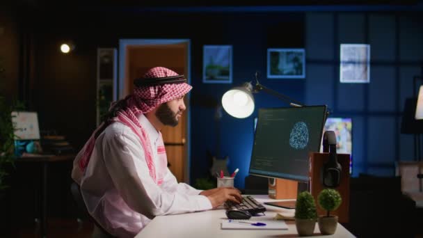 被许可的阿拉伯工程师更新神经网络 在计算机上编写复杂的二进制代码脚本 中东人使用数字设备编程来升级家里的人工智能数据集 — 图库视频影像