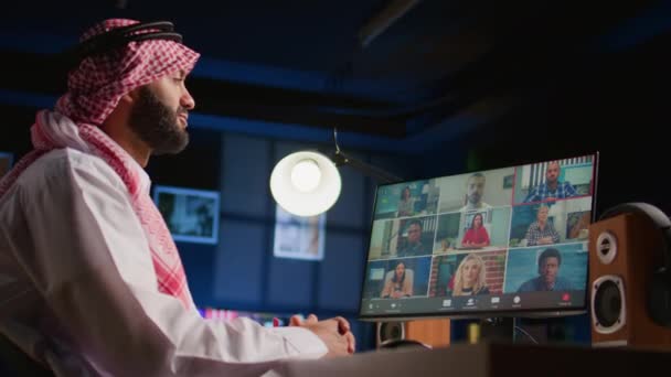 Arabský Muž Věnuje Pozornost Internetové Telekonferenční Učebně Muslimský Student Line — Stock video