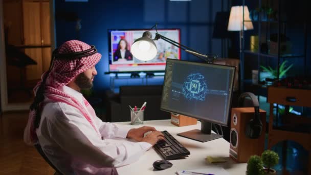 Técnico Árabe Entrenado Actualizando Redes Neuronales Escribiendo Intrincados Scripts Código — Vídeos de Stock