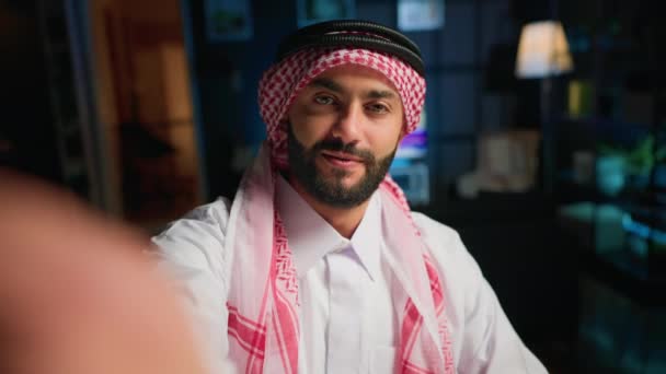 자신을 전통적인 의류에 무슬림 콘텐츠 제작자의 Pov Thobe Headscarf 흔들어 — 비디오