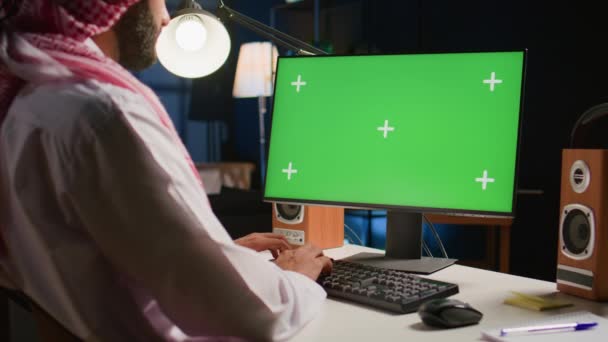 Muzułmański Pracownik Patrząc Ekran Komputera Chroma Keya Podczas Pracy Domu — Wideo stockowe