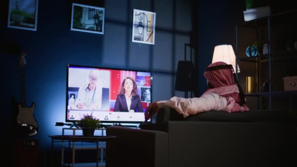 남자는 소파에 라운지 직장에서 거실에서 휴식을하면서 방송을보고 어두운 아파트에서 채널을보고 — 비디오