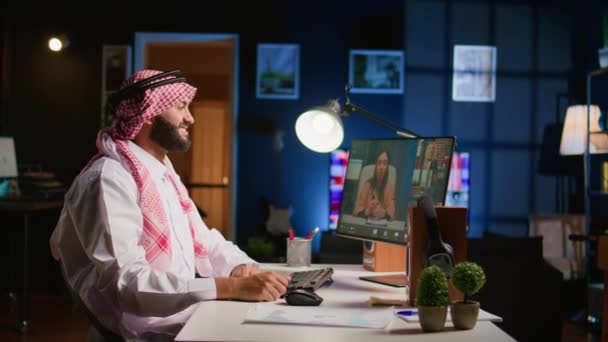 Лидер Арабской Группы Проводит Онлайн Видео Конференцию Удалённо Работающими Подчиненными — стоковое видео