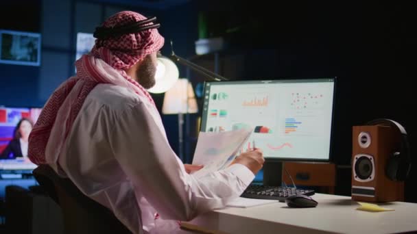 Muslimský Telepracovník Procházení Analytiky Statistické Údaje Soubor Papírováním Zatímco Vzdáleně — Stock video