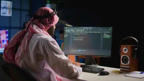 Обученный Мусульманский Инженер Пишет Код Экране Компьютера Находясь Офисе Используя — стоковое видео