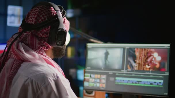 Mellanösterns Innehållsskapare Redigerar Filmprojekt Efterproduktionsprocessen Och Arbetar Med Bilder Och — Stockvideo