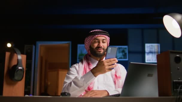 在互联网上的视频会议上 一位阿拉伯男子正在调查他的密友 中东人在家里和朋友一起在网上视频通话时很开心 — 图库视频影像
