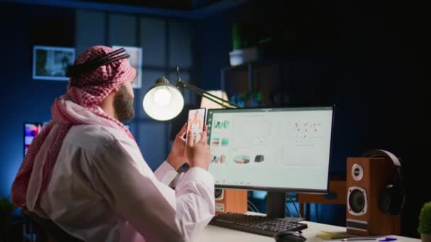 穆斯林远程工作者和同事在互联网视频呼叫检查分析数据统计 阿拉伯管理人员在与代理人举行的电话会议上优化关键业绩指标 — 图库视频影像